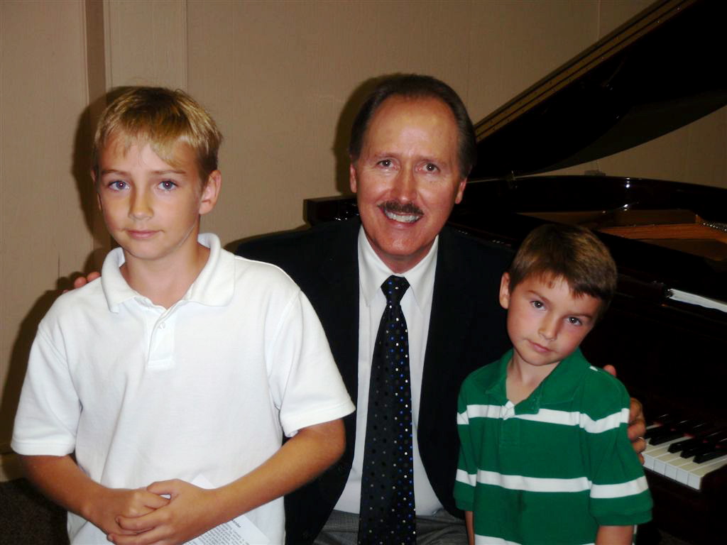 With two young fans after the concert on Friday evening.